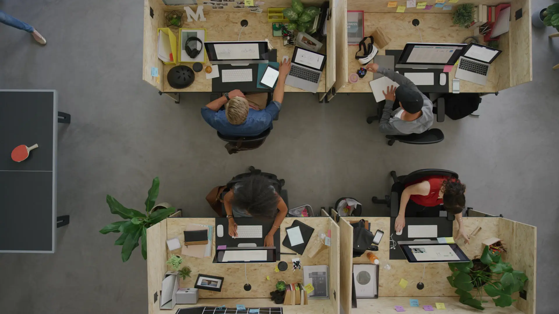 Equipe reunida em uma mesa de trabalho, vista de cima